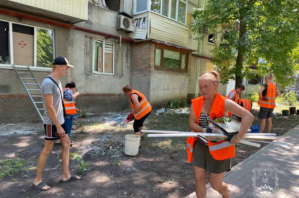 У Покровську ліквідовують наслідки обстрілів