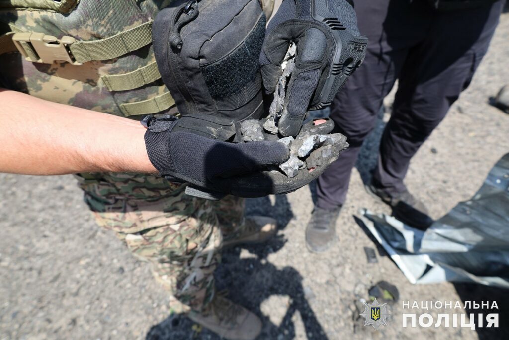 У Покровську поліція фіксує наслідки російського удару, є жертви (фото, відео)