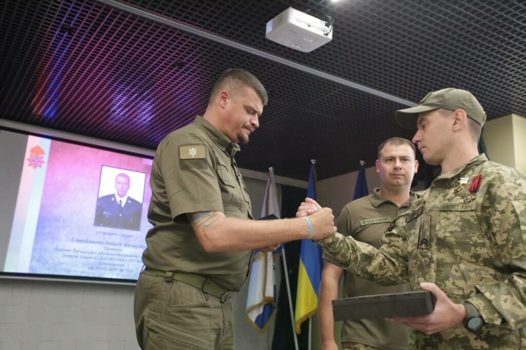 Родини загиблих військовослужбовців отримали Знаки Пошани Захиснику Луганщини 1