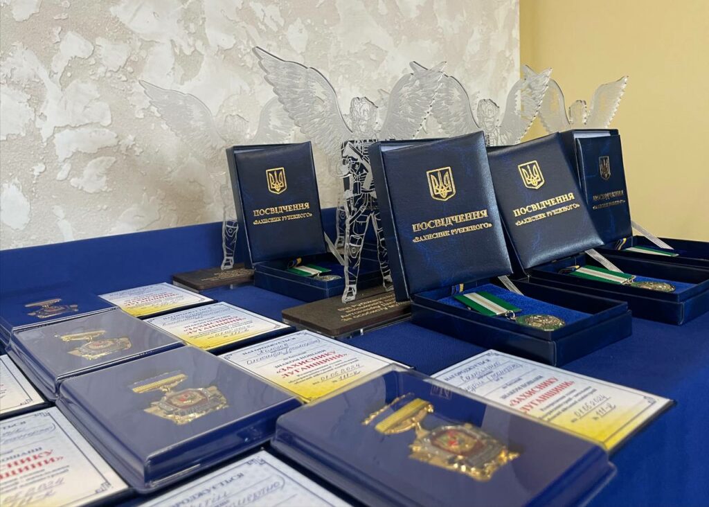 Родини загиблих військовослужбовців отримали Знаки Пошани Захиснику Луганщини 11