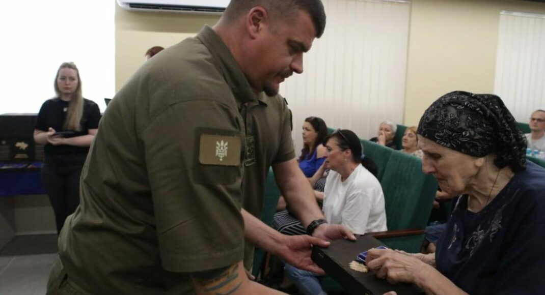 Семьи погибших военнослужащих получили Знаки Почета "Защитнику Луганщины" (фото)