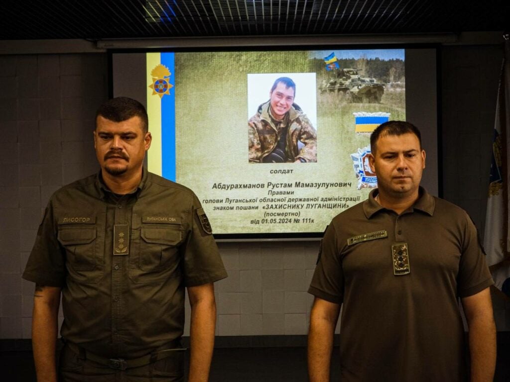 Родини загиблих військовослужбовців отримали Знаки Пошани Захиснику Луганщини 7