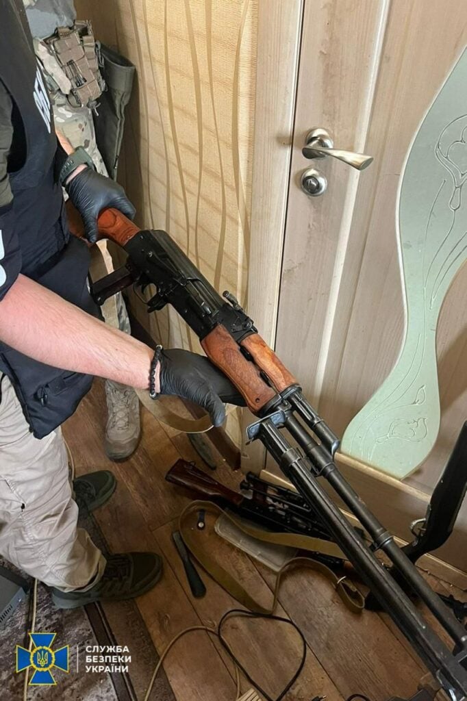 СБУ затримала злочинців, які продавали криміналітету трофейні кулемети та вибухівку на Донеччині, Київщині і Дніпрі