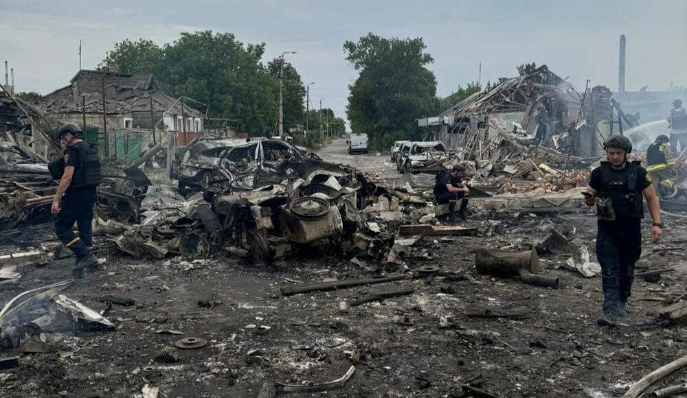 Щонайменше 5 людей загинули у Селидовому після того, як росіяни скинули на місто дві керовані авіабомби (фото)