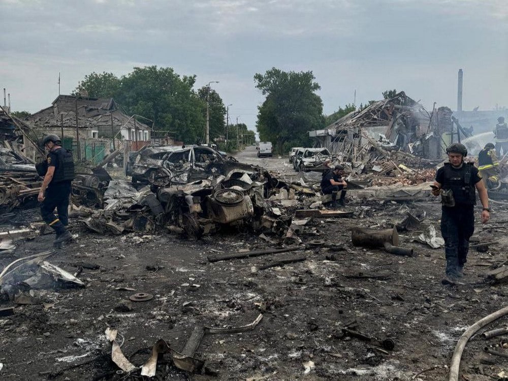 Щонайменше 5 людей у Селидовому — росіяни скинули на місто дві керовані авіабомби