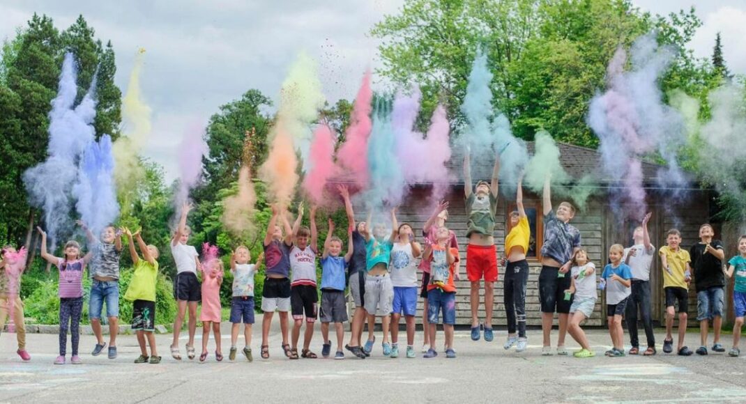 Волонтеры-австрийцы устроили для детей Северодонецкой областной санаторной школы праздник красок Холи (фото)