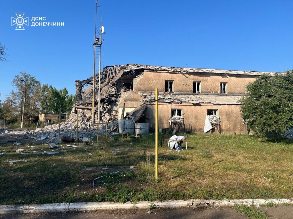 Ворог залишив руїни від пожежно-рятувального підрозділу у Торецьку (фото)