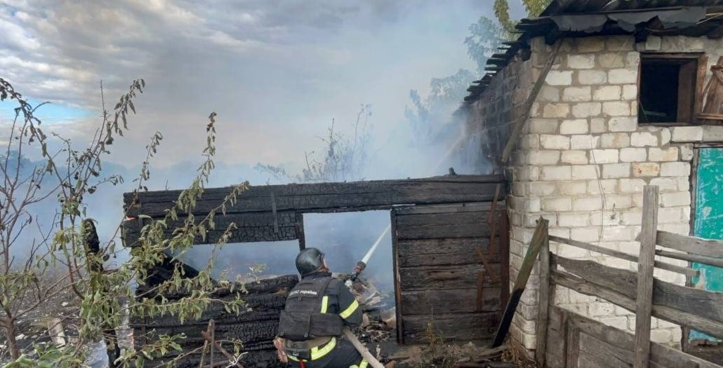 В Лимане спасатели ликвидировали пожар в доме в результате российского обстрела