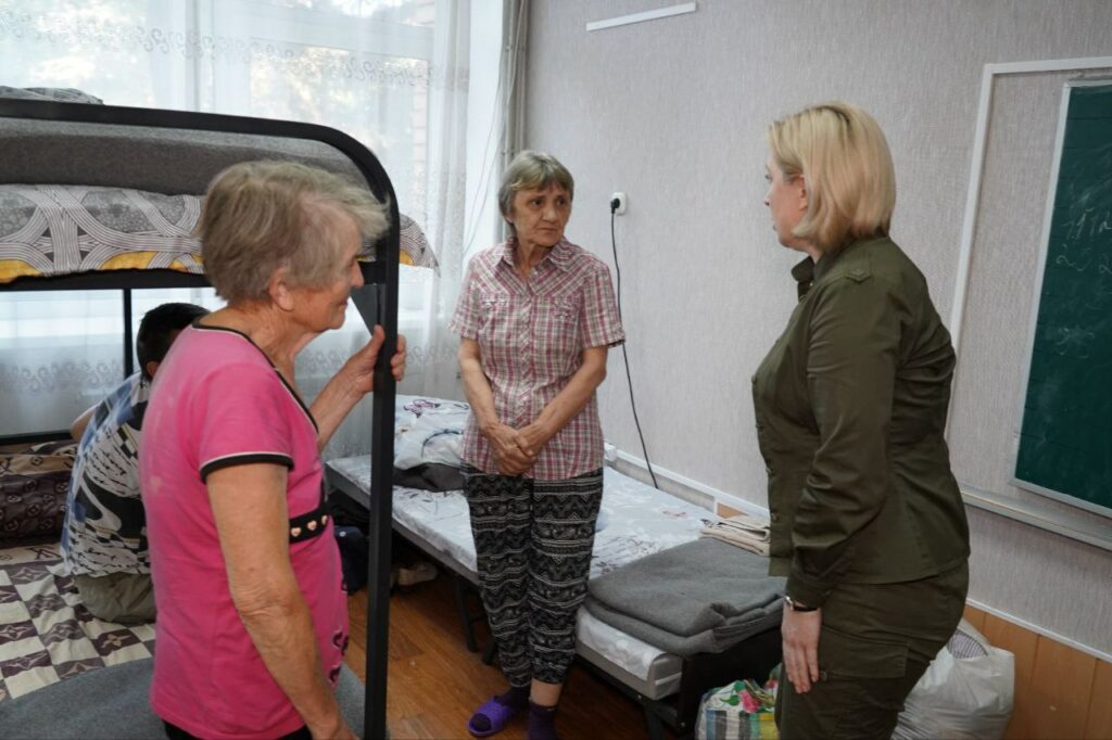 Верещук з робочою поїздкою відвідала збірний пункт евакуації цивільних громадян та один із військових шпиталів на Донеччині (фото)