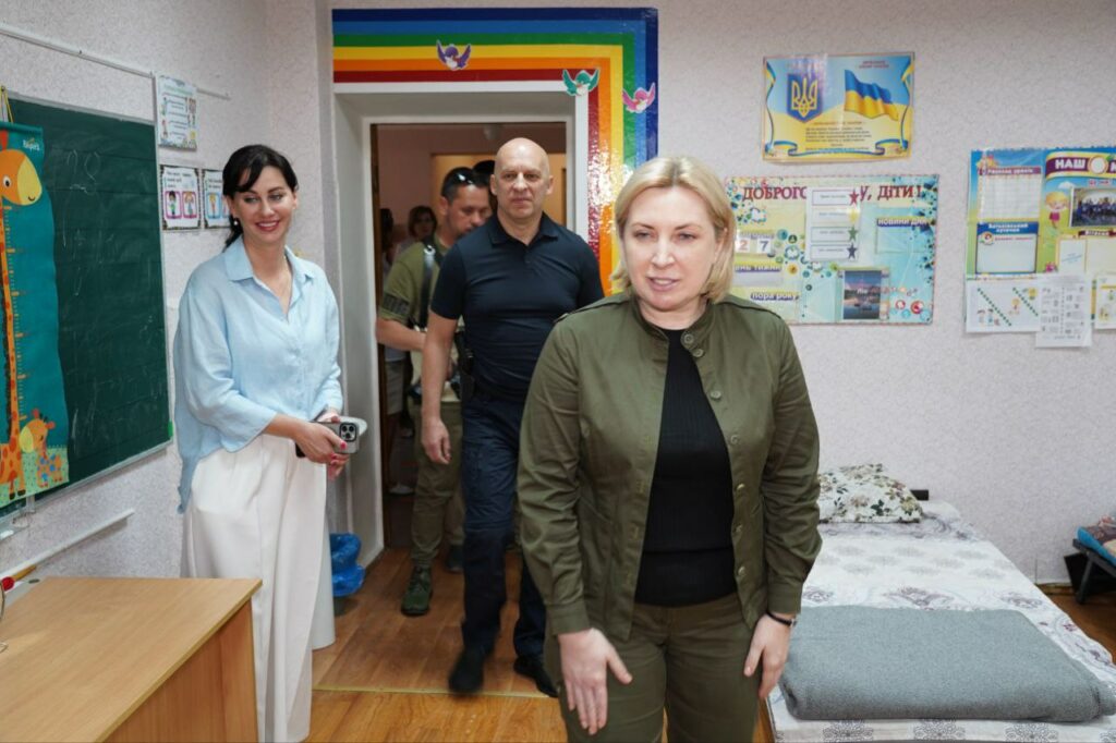 Верещук з робочою поїздкою відвідала збірний пункт евакуації цивільних громадян та один із військових шпиталів на Донеччині (фото)