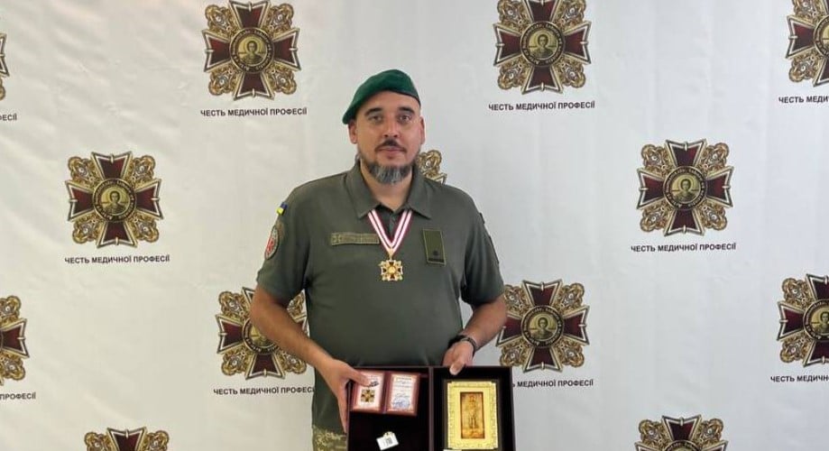 Ветеран, который защищал Украину в Донецкой области, получил награды по случаю Дня медицинского работника