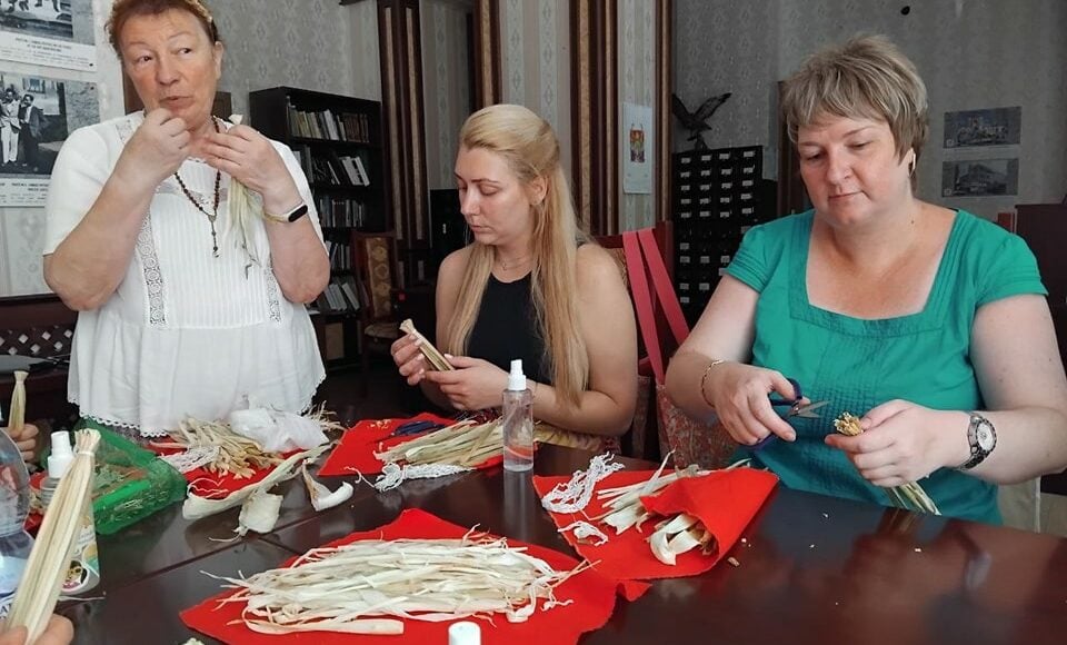 В Харькове прошел мастер-класс для бахмутанок по изготовлению кукол