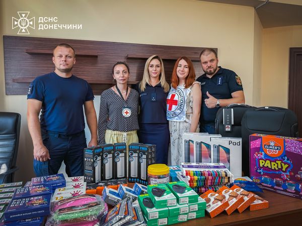 Представители Международного комитета Красного Креста передали психологам Донетчины благотворительную помощь