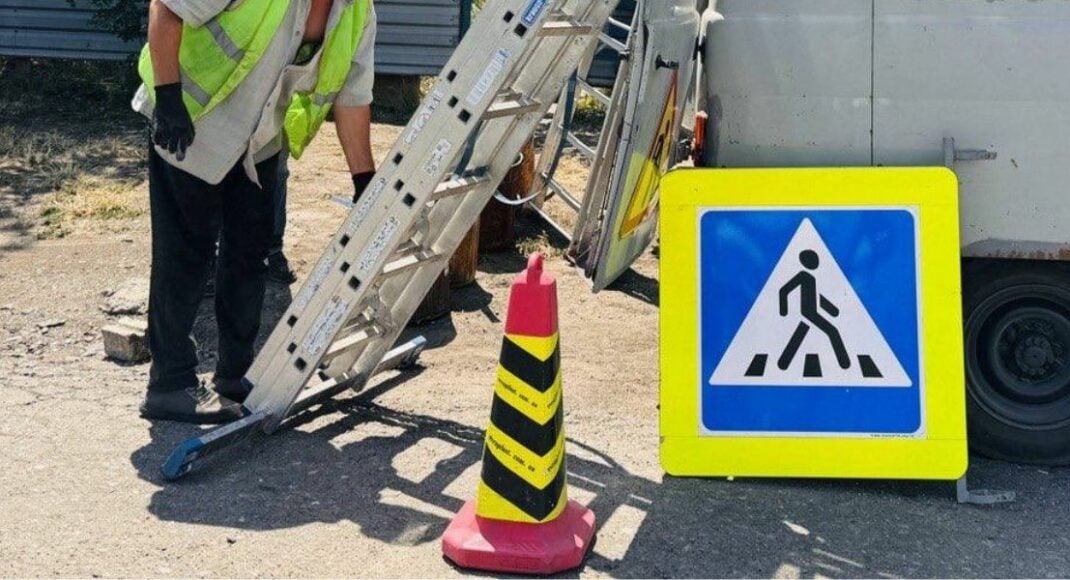 Жителів Покровська просять не забирати пошкоджені дорожні знаки