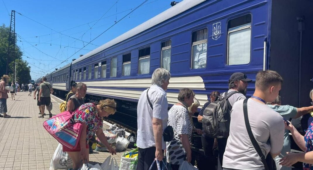 Жители Донетчины имеют возможность эвакуироваться в более безопасные регионы Украины с последующим расселением (контакты)