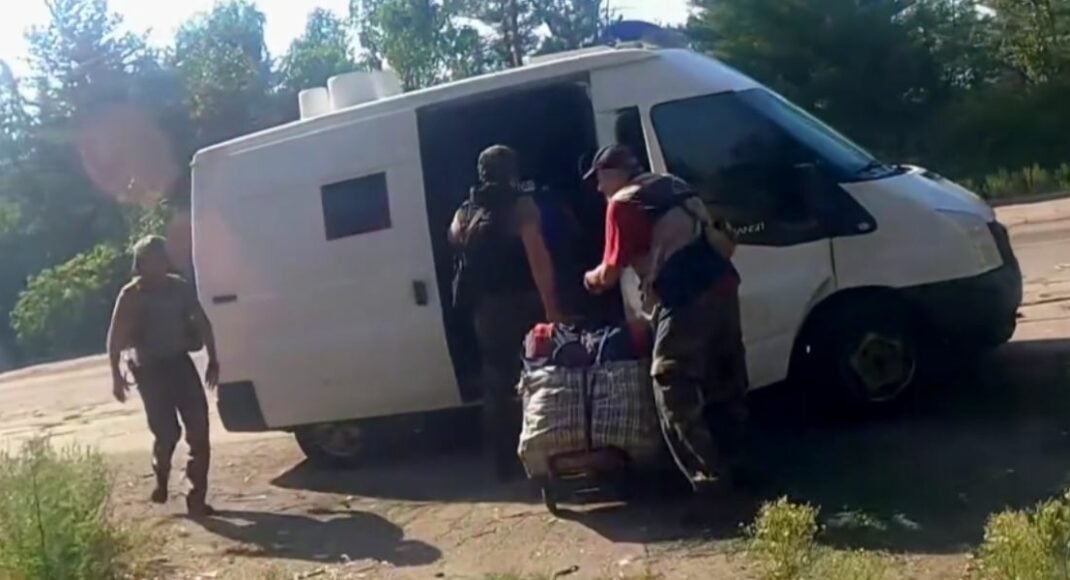 Хвилина на порятунок: у поліції Донеччини показали, як вивозять людей з Торецька (відео)