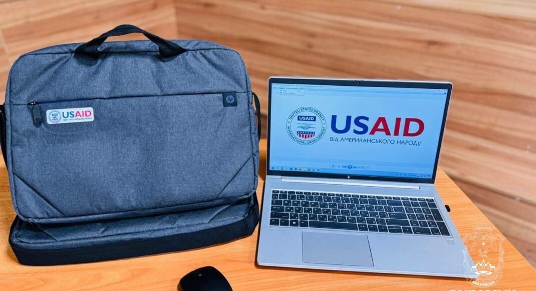 Вчителі Покровської громади на Донеччині отримали ноутбуки для ведення уроків