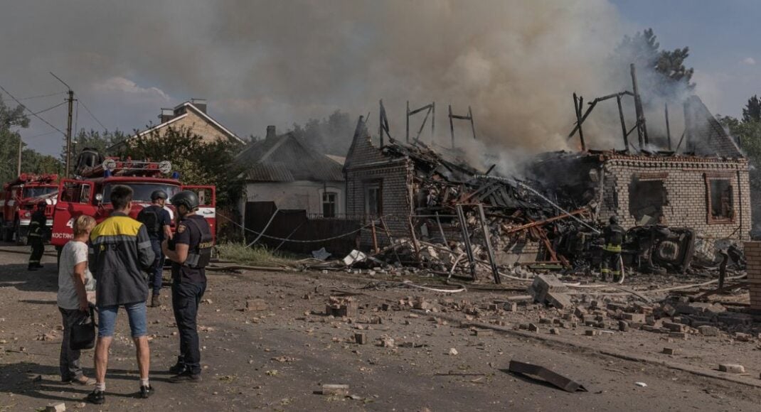 Чрезвычайники Донетчины показали последствия вчерашней бомбардировки Константиновки (фото)