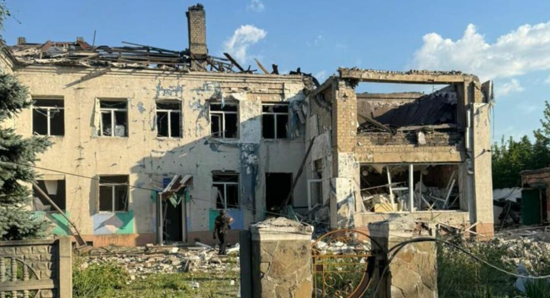 У Мирнограді росіяни вбили 15-річного хлопця та поранили 12 людей, зокрема двох підлітків (фото)