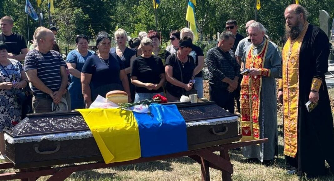Погиб на войне: Мирноградская громада попрощалась с водителем штурмового отделения Евгением Быченковым