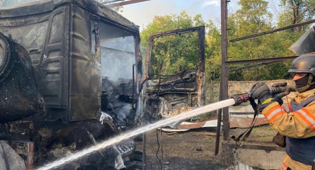 В результате российских обстрелов на Донетчине горели дома, гаражи и более 20 гектаров сухой растительности (фото)