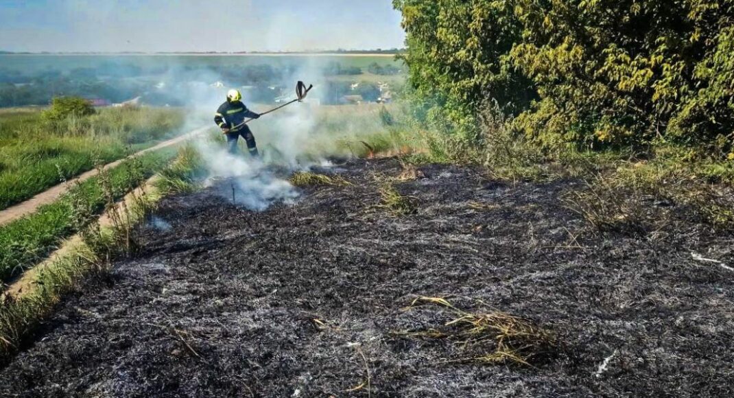 Пожарные Луганщины продолжают тушить пожары на Харьковщине