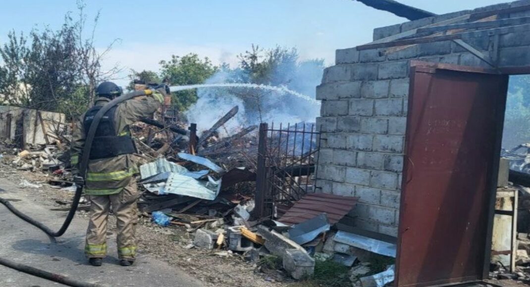 В результате российских обстрелов вчера на Донетчине горели жилые дома, сараи и автомобили (фото)