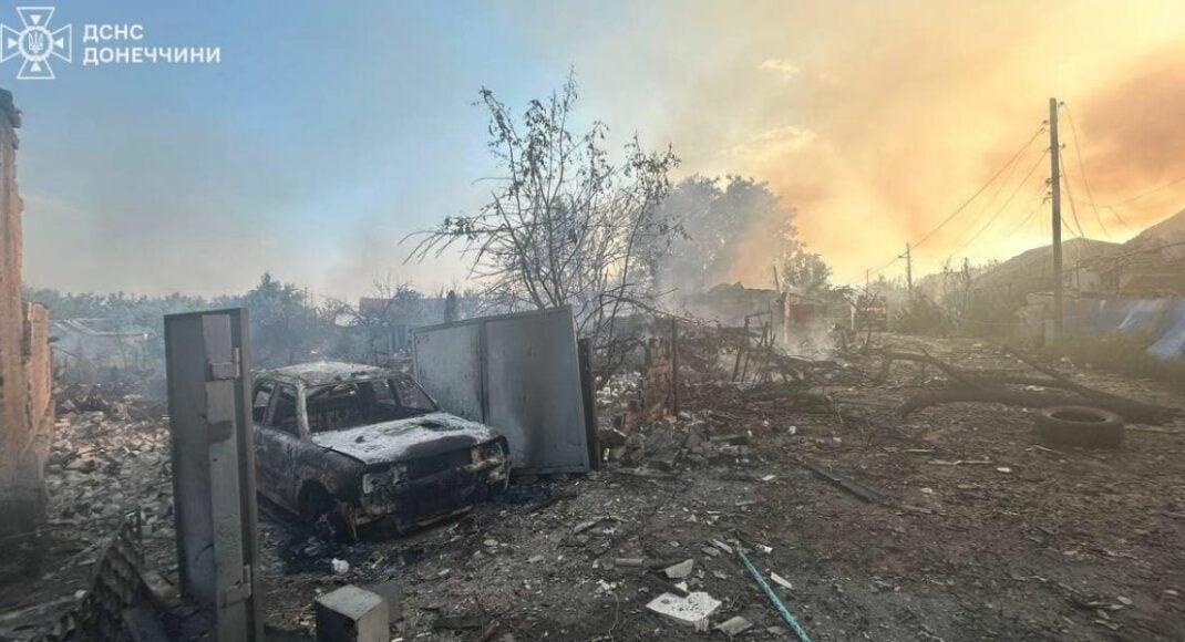 За прошедшие сутки на Донетчине ликвидировали 25 пожаров: 12 возникли в результате российских обстрелов (фото)
