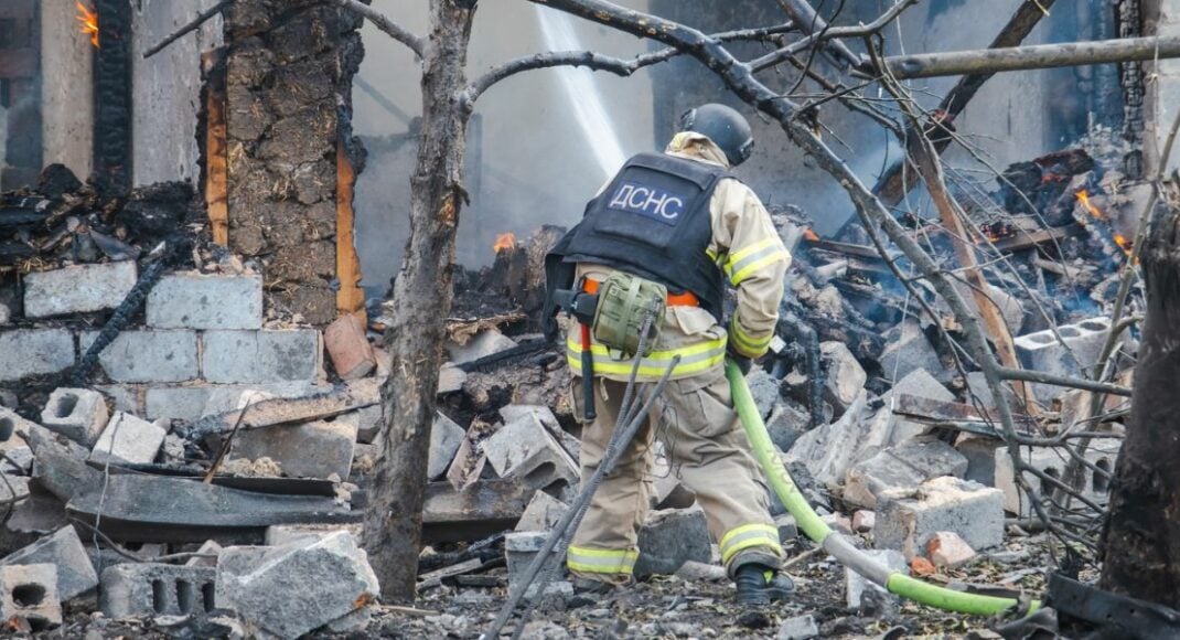 Вчера в результате российского удара по селу Рог на Донетчине пылали три жилых дома, хозяйственные постройки и легковые автомобили (фото)