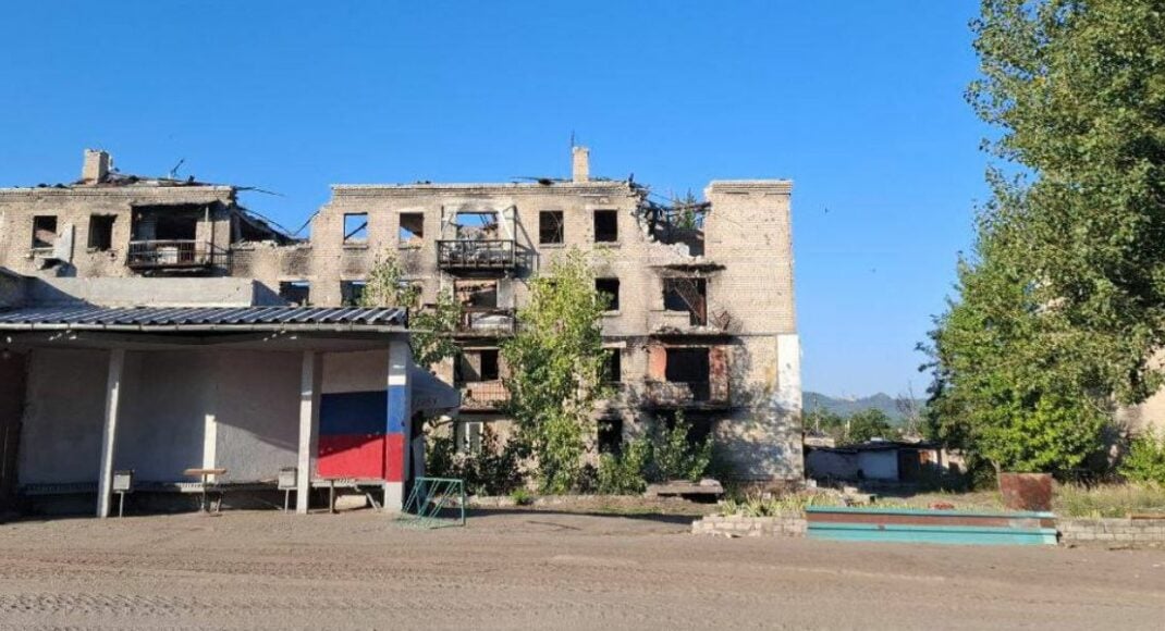 В окупованому Рубіжному за розбирання зруйнованого росіянами місцевим жителям пропонують тушкованку