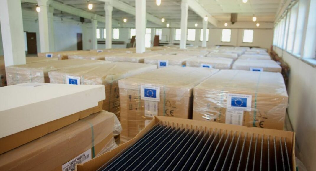 Україна отримала понад 5,8 тисячі сонячних панелей для лікарень