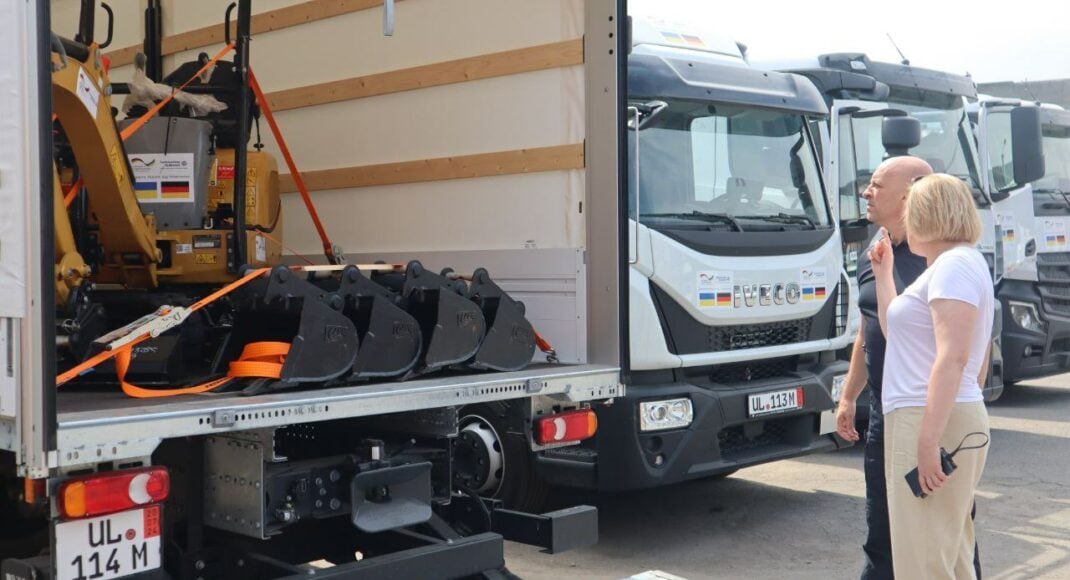 17 одиниць автомобільної техніки та додаткового обладнання передали сьогодні для інфраструктури Донеччини