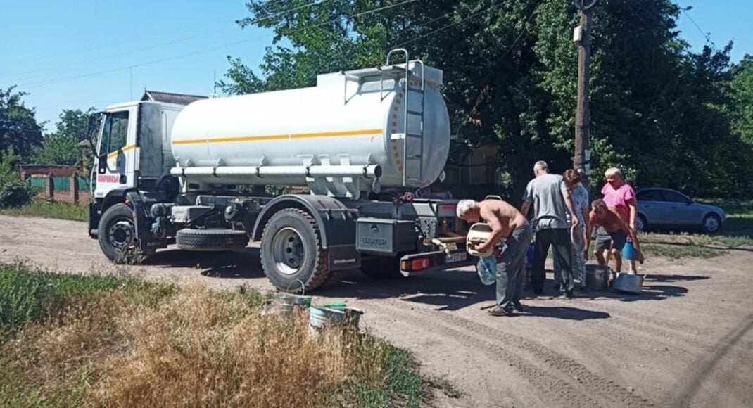 Жителям трьох населених пунктів Донеччини привезли майже 100 тисяч літрів води (фото)