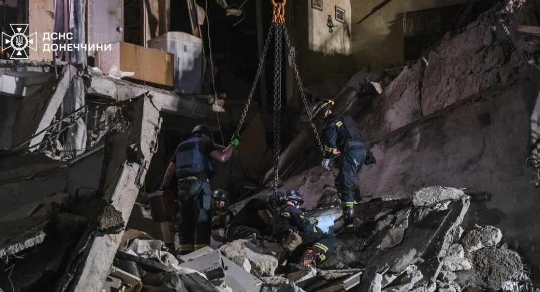 Ночью нашли тела супругов, которые искали под завалами 5-этажки в Мирнограде после обстрела 14 июля (фото)