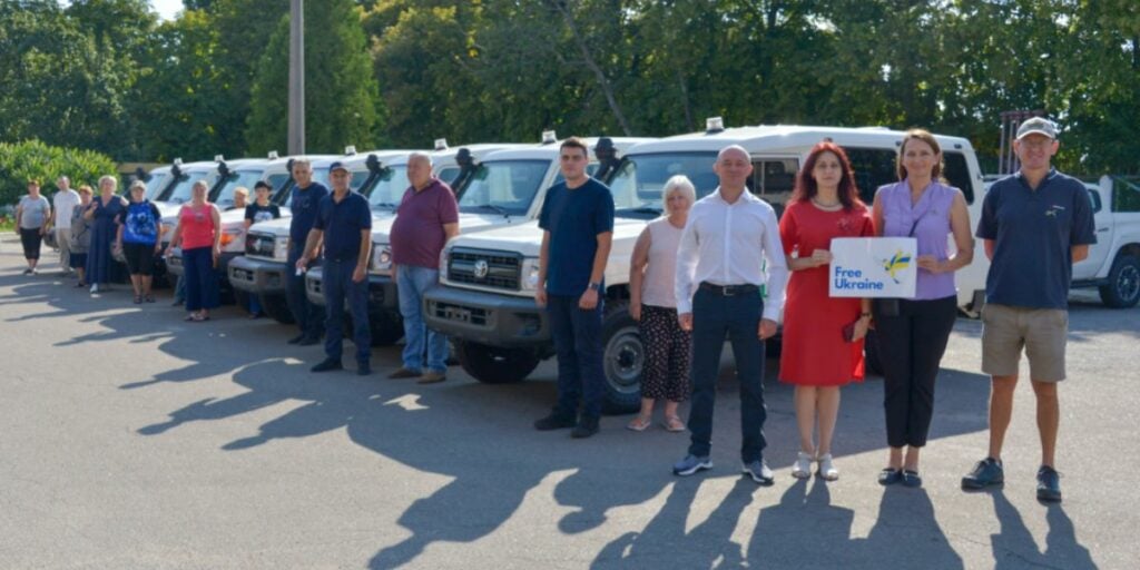 7 укомплектованих транспортних медичних автомобілів на базі позашляховиків Toyota Land Cruiser J78 1