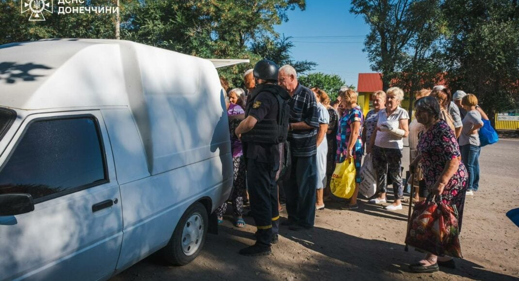 Понад 1 500 кілограмів гуманітарного вантажу розвантажили рятувальники мешканцям Донеччини