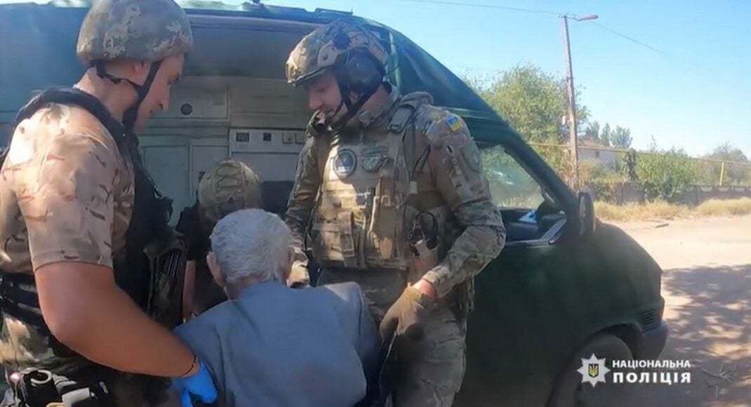 "Белые ангелы" вывезли маломобильных пожилых супругов с фронтовой Елизаветовки в Донецкой области (видео)