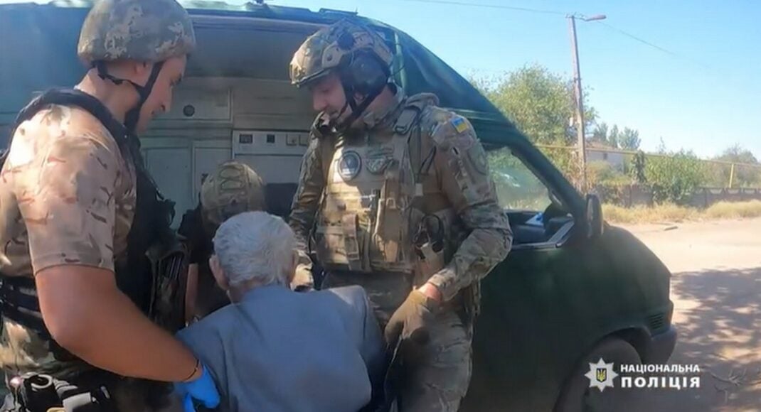 "Білі янголи" вивезли маломобільне літнє подружжя з фронтової Єлизаветівки на Донеччині (відео)