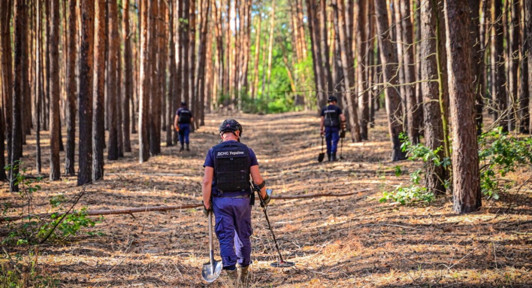 Піротехніки з Волині розміновують ліси Лиманщини