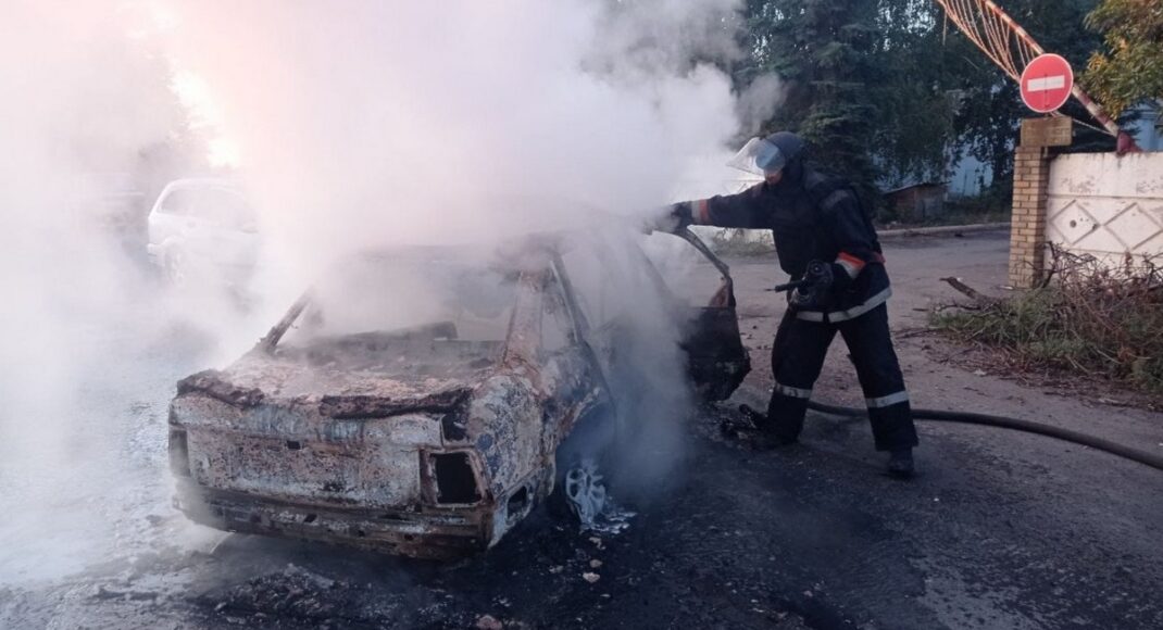 Вчора поблизу селища Шевченко російський FPV-дрон влучив у легковий автомобіль