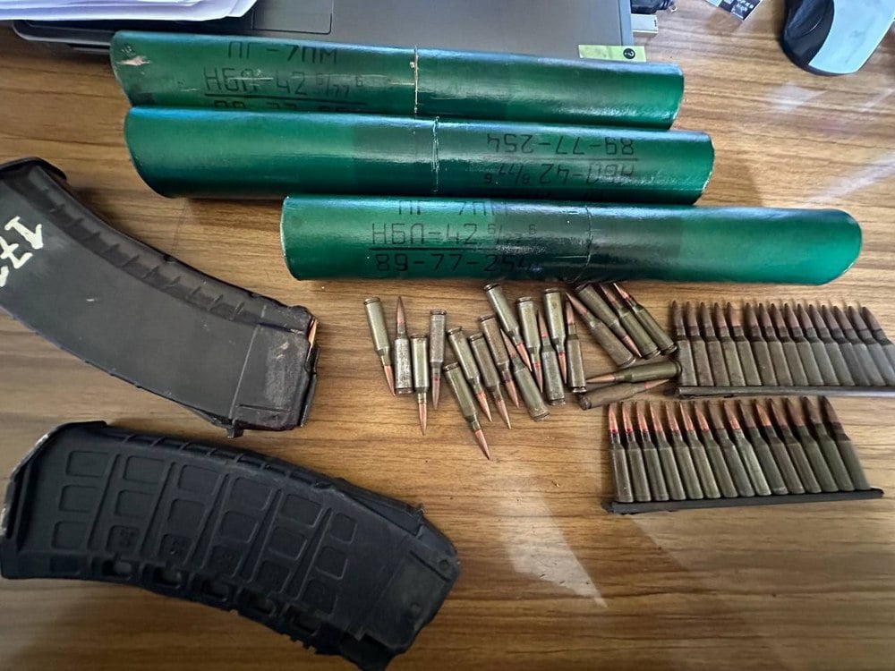В окупованому Донецьку у чоловіка вдома знайшли схрон зі зброєю (фото)