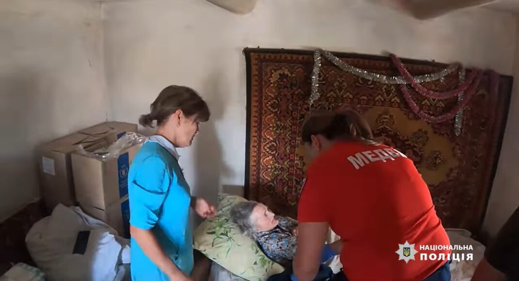 З прифронтового селища у Покровському районі поліцейські вивезли трьох маломобільних людей (відео)