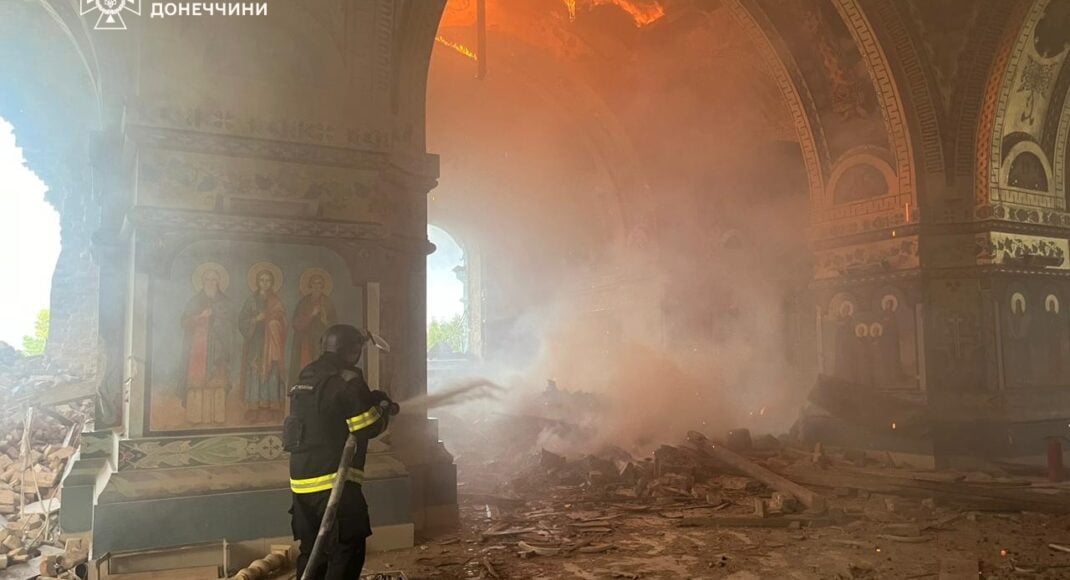 Через російський обстріл у Новоекономічному горів храм (фото)