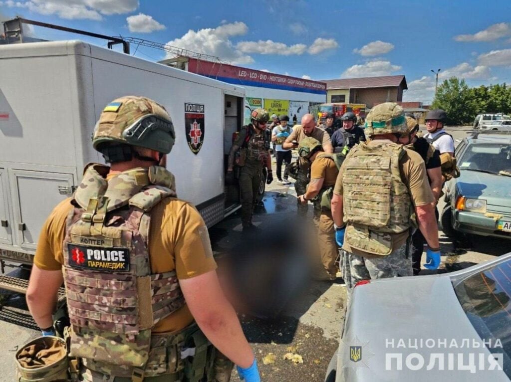 У Костянтинівці вже відомо про 11 загиблих після обстрілу: з-під завалів дістали тіло дитини (фото з місця події)