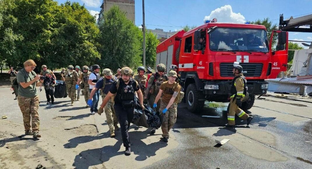 В Константиновке уже известно об 11 погибших после обстрела: из-под завалов достали тело ребенка (фото с места происшествия)