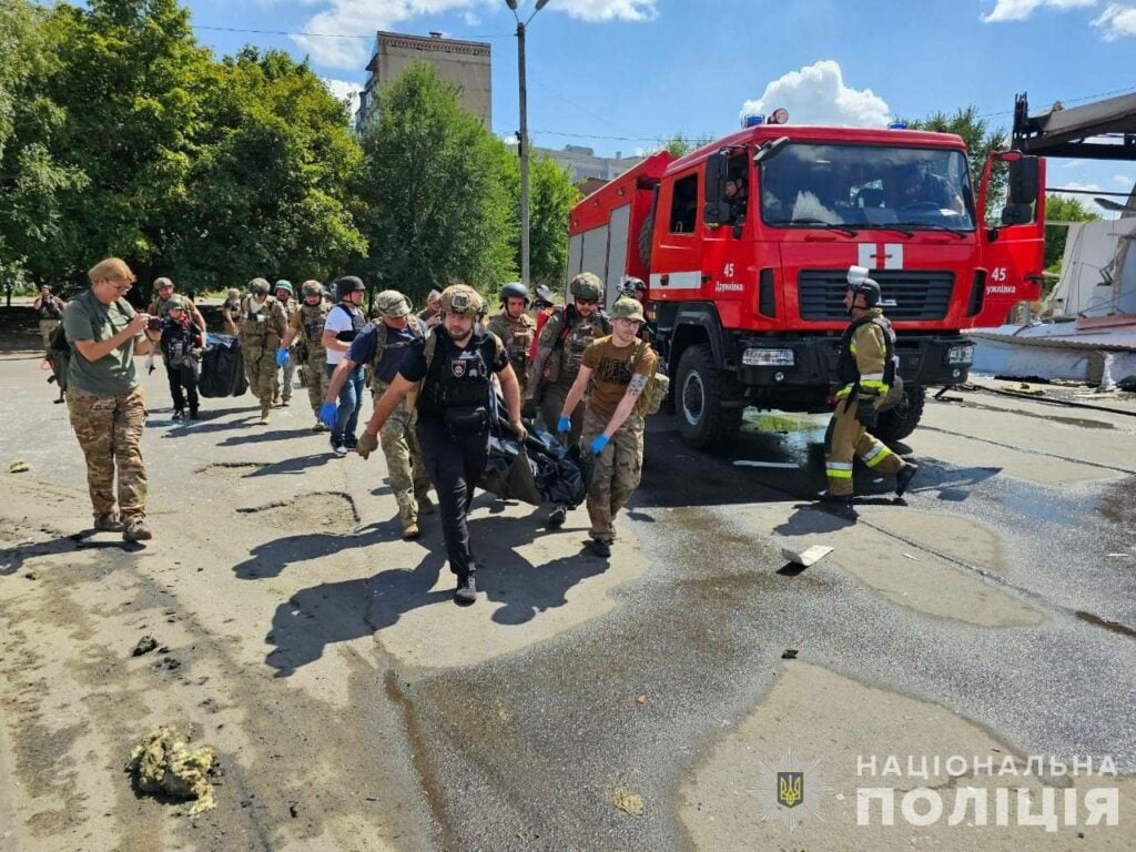 У Костянтинівці вже відомо про 11 загиблих після обстрілу: з-під завалів дістали тіло дитини (фото з місця події)