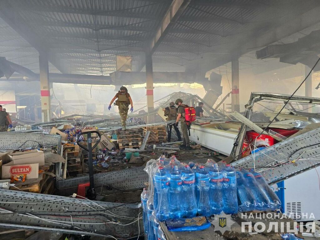 У Костянтинівці вже відомо про 11 загиблих після обстрілу: з-під завалів дістали тіло дитини (фото з місця події)