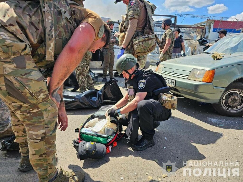 У Костянтинівці вже відомо про 11 загиблих після обстрілу: з-під завалів дістали тіло дитини (фото з місця події)