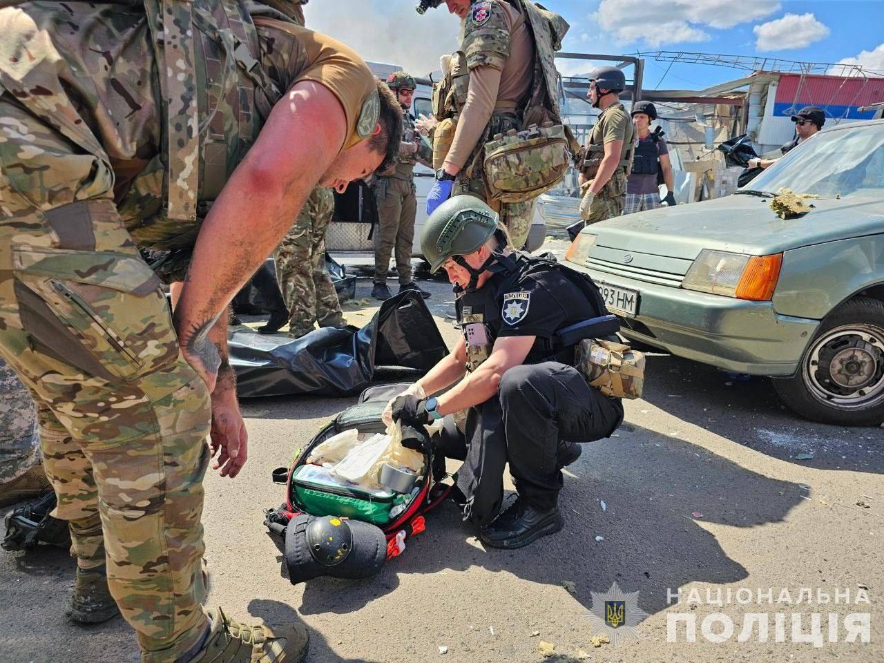 У Костянтинівці вже відомо про 11 загиблих після обстрілу: з-під завалів дістали тіло дитини (фото з місця події)