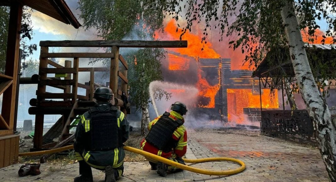 В Лиманской громаде спасатели ликвидировали 2 пожара после вражеских обстрелов (фото)